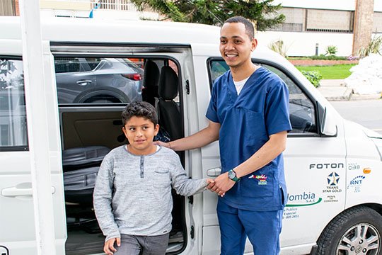 Terapeuta y niño en la puerta de una ambulancia