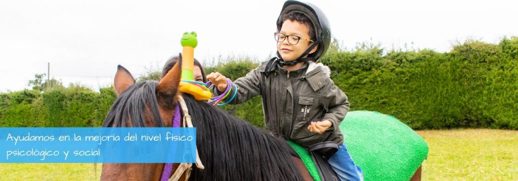 Niño montando en un caballo jugando con unos objetos